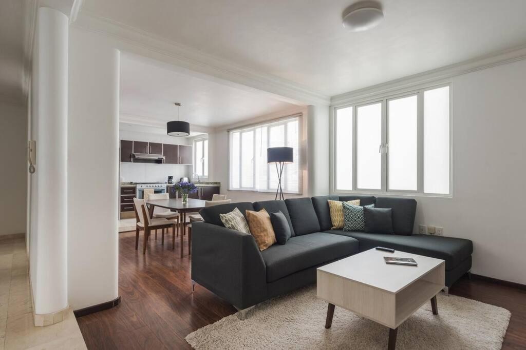 Apartment Condesa 7 Stylish 2 Bedroom, 1 Bathroom Accentuating Expansive Interiors