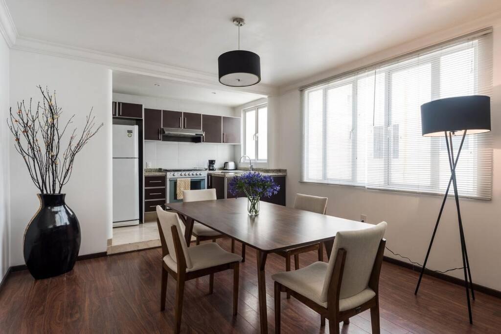 Apartment Condesa 7 Stylish 2 Bedroom, 1 Bathroom Accentuating Expansive Interiors