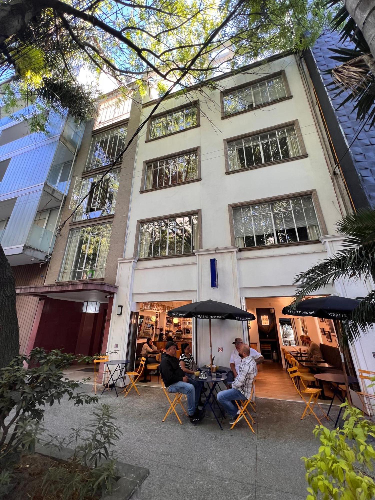 Condesa 7 Stylish 2 Bedroom, 1 Bathroom Accentuating Expansive Interiors Apartment *